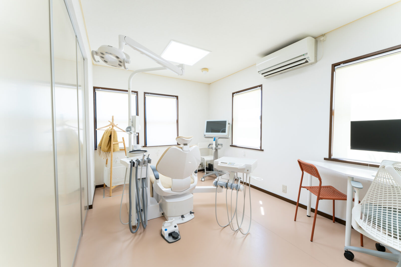 気持ちよく通っていただけるよう、コミュニケーションを重視しています。無理のない通院で、お口の健康を維持していきましょう。