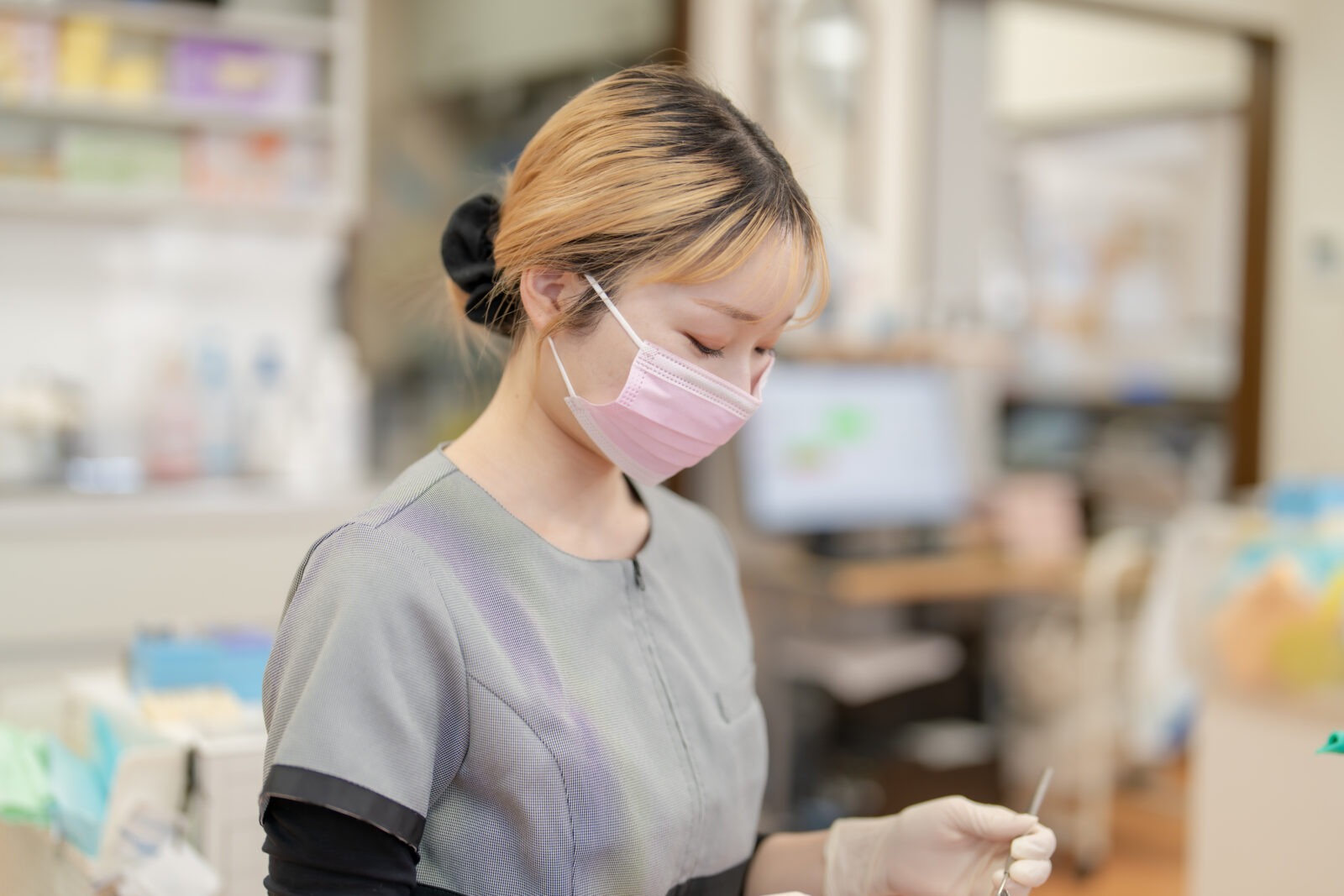 矯正相談で口腔内診査を行っている様子